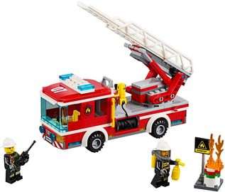 Feuerwehrfahrzeug mit fahrbarer Leiter