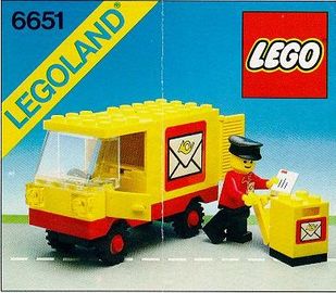 Postauto mit Briefkasten